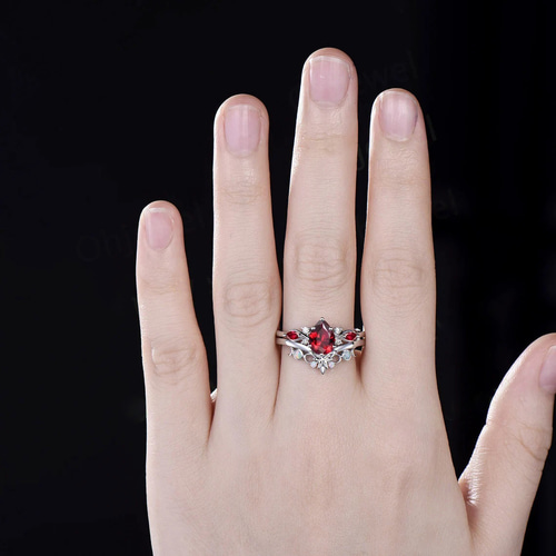 ペアシェイプのレッドルビーリング 6本爪 ヴィンテージ風 ユニークな