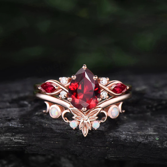 ペアシェイプのレッドルビーリング 6本爪 ヴィンテージ風 ユニークな
