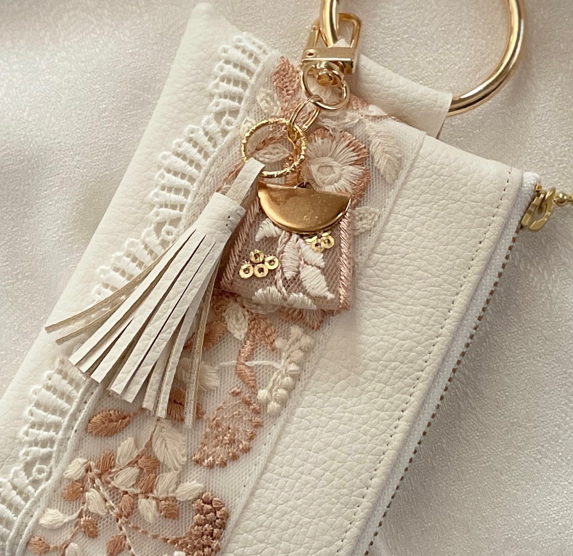 インド刺繍リボンのフェイクレザーミニポーチ 丸カラビナ、タッセル  