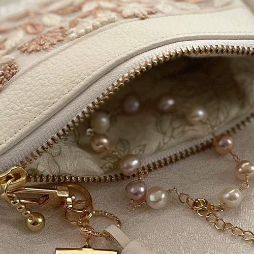 インド刺繍リボンのフェイクレザーミニポーチ 丸カラビナ、タッセル  