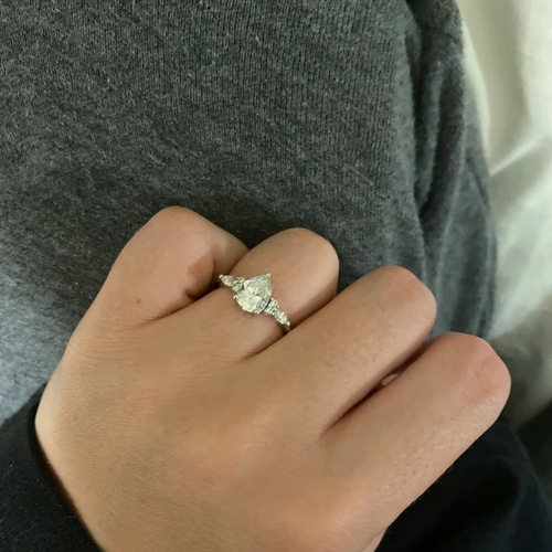 ペアシェイプのモアサナイト婚約指輪 ヴィンテージ風 マーキスカット