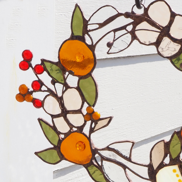 お花いっぱいステンドグラスの秋色リース 9枚目の画像