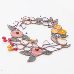 お花いっぱいステンドグラスの秋色リース 3枚目の画像