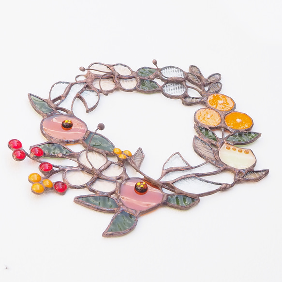 お花いっぱいステンドグラスの秋色リース 3枚目の画像