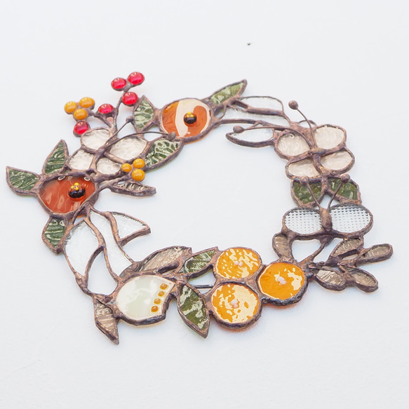 お花いっぱいステンドグラスの秋色リース 2枚目の画像