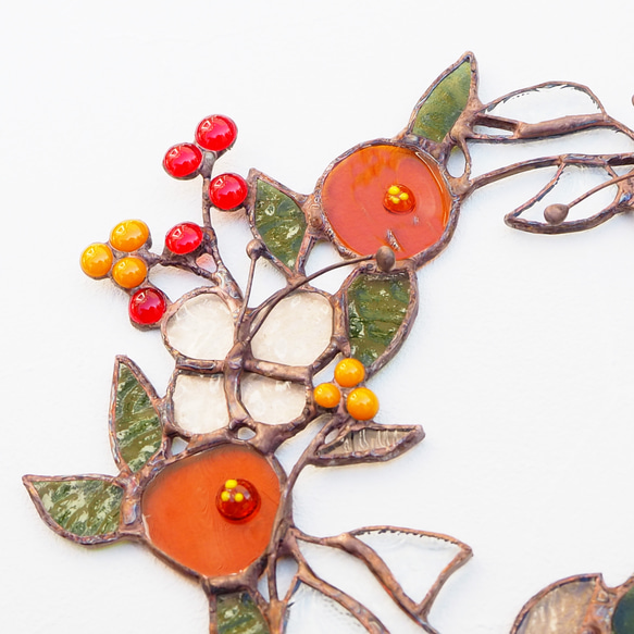 お花いっぱいステンドグラスの秋色リース 4枚目の画像