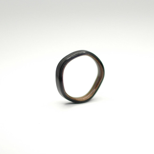 ウェーブ状の彫刻黒檀指輪 [曲げ木の指輪] 指輪・リング mozzin 通販