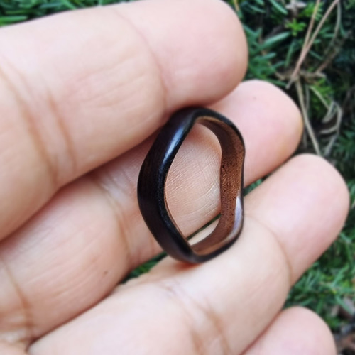 ウェーブ状の彫刻黒檀指輪 [曲げ木の指輪] 指輪・リング mozzin 通販
