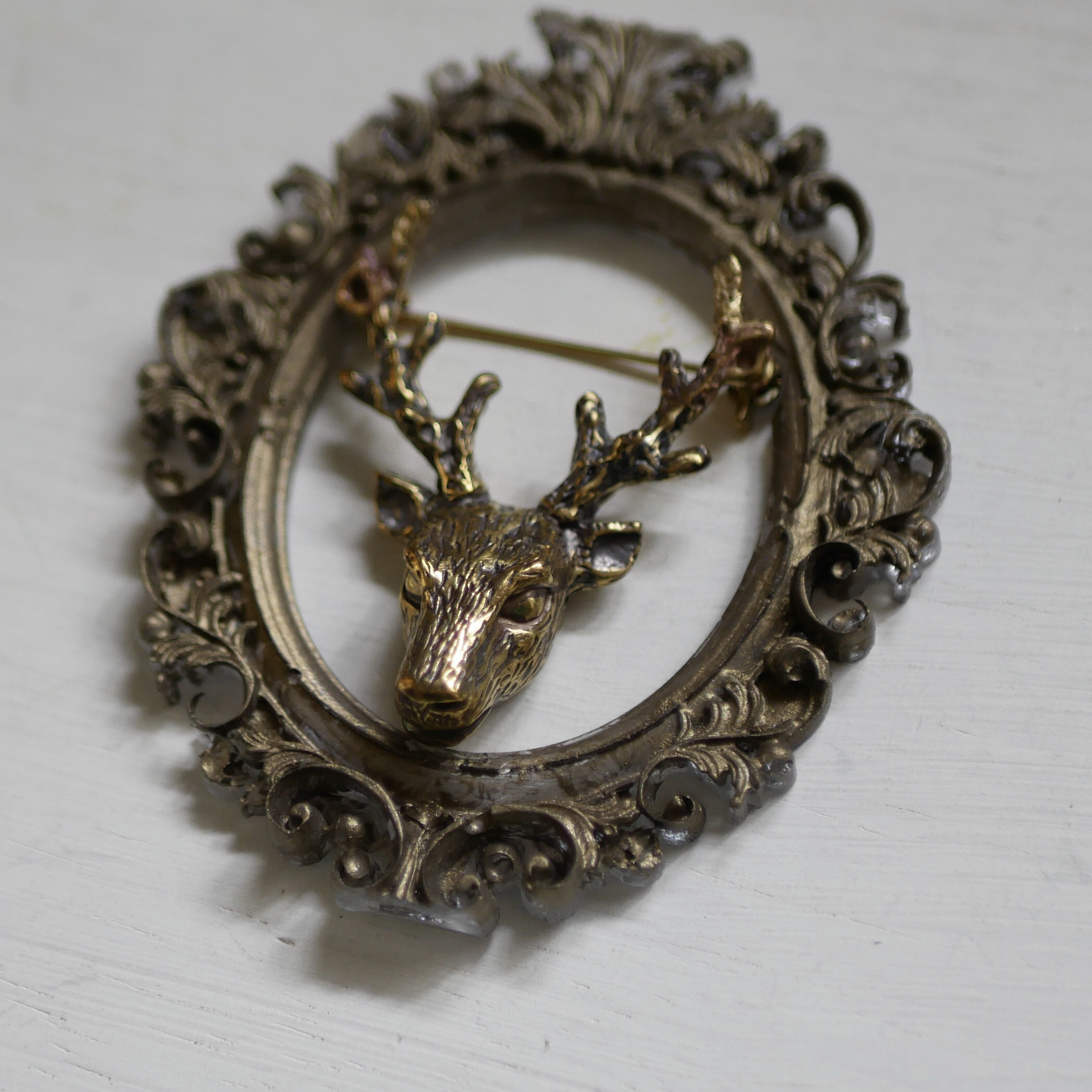 ブローチ【ジェントル鹿/brass】飾り額縁付き