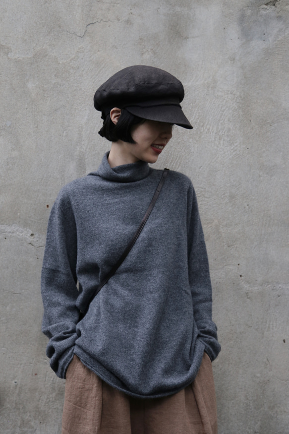 やわらかい繊維から生まれる最高の心地良さ　カシミヤ100％　ハイネック ニット　チャコールグレー　　231109-5 2枚目の画像