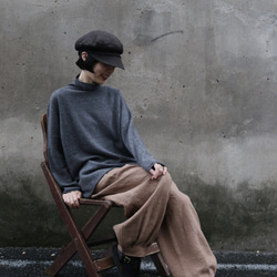 やわらかい繊維から生まれる最高の心地良さ　カシミヤ100％　ハイネック ニット　チャコールグレー　　231109-5 4枚目の画像