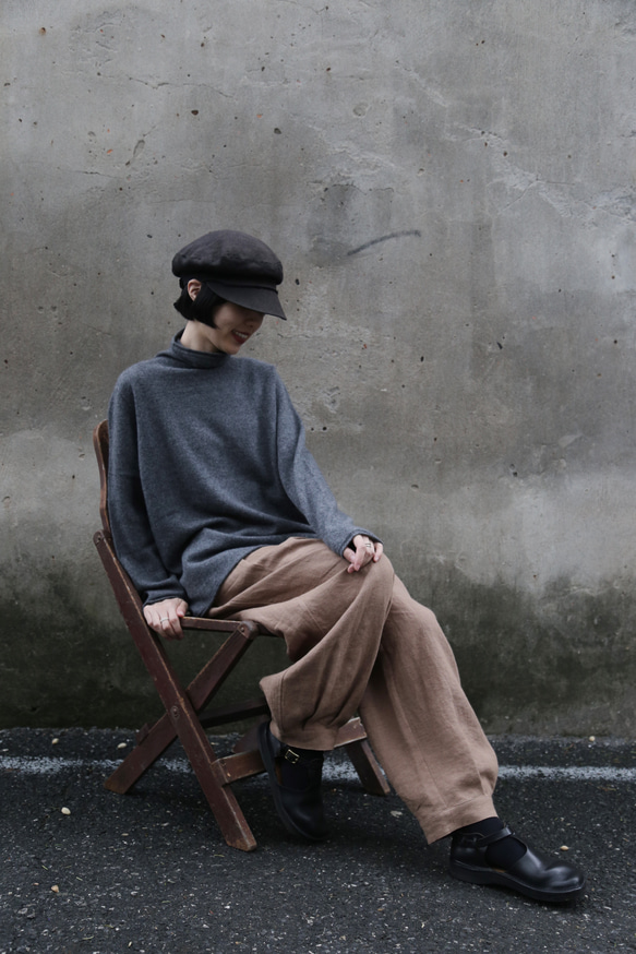 やわらかい繊維から生まれる最高の心地良さ　カシミヤ100％　ハイネック ニット　チャコールグレー　　231109-5 4枚目の画像