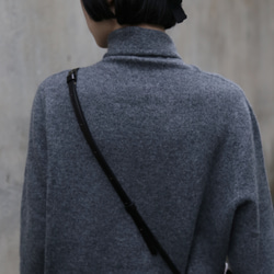 やわらかい繊維から生まれる最高の心地良さ　カシミヤ100％　ハイネック ニット　チャコールグレー　　231109-5 10枚目の画像