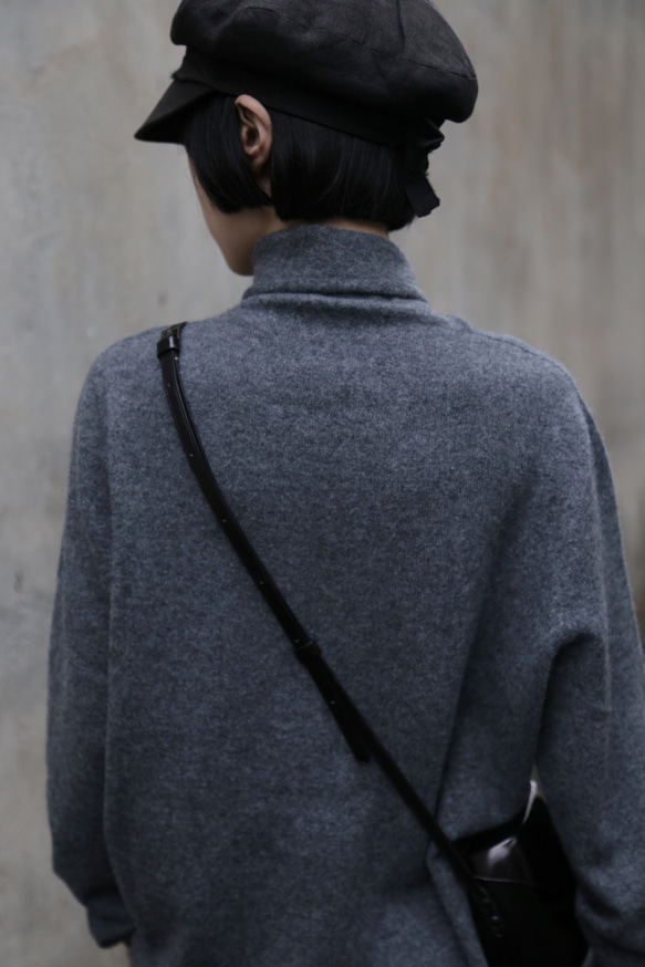 やわらかい繊維から生まれる最高の心地良さ　カシミヤ100％　ハイネック ニット　チャコールグレー　　231109-5 10枚目の画像