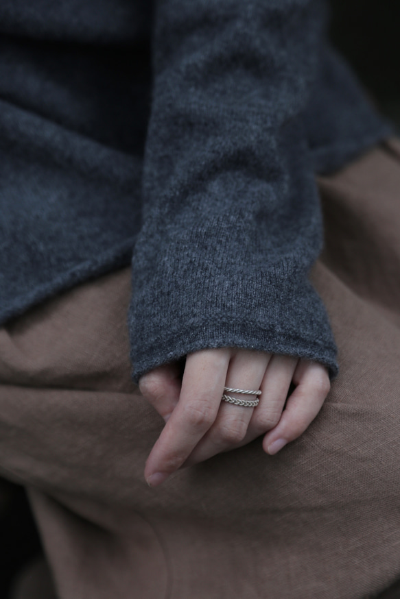 やわらかい繊維から生まれる最高の心地良さ　カシミヤ100％　ハイネック ニット　チャコールグレー　　231109-5 12枚目の画像