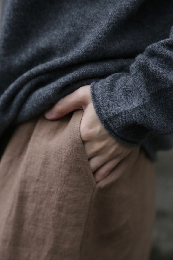 やわらかい繊維から生まれる最高の心地良さ　カシミヤ100％　ハイネック ニット　チャコールグレー　　231109-5 11枚目の画像