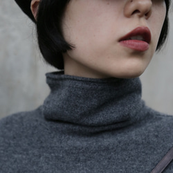 やわらかい繊維から生まれる最高の心地良さ　カシミヤ100％　ハイネック ニット　チャコールグレー　　231109-5 8枚目の画像