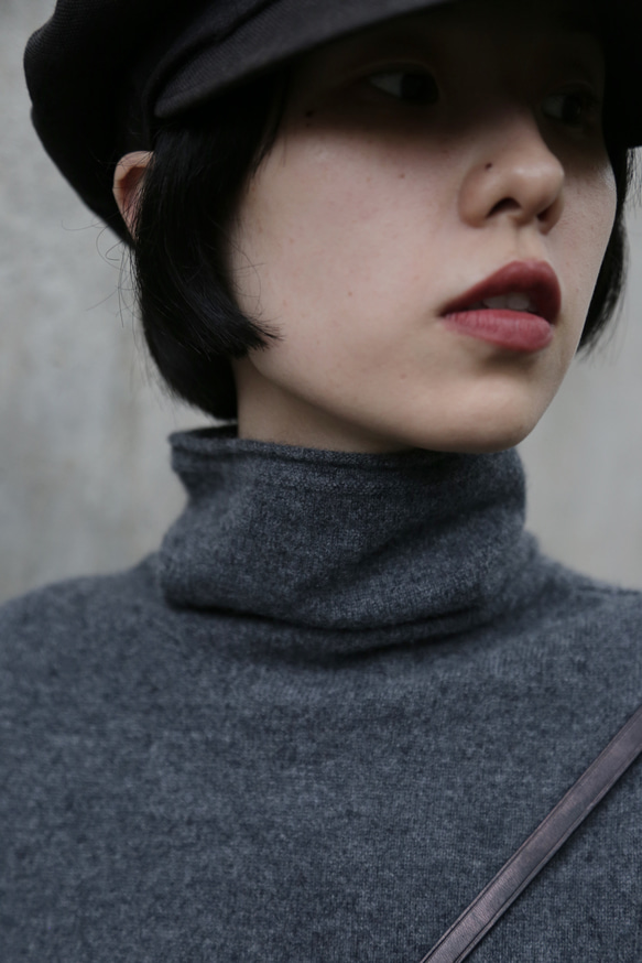 やわらかい繊維から生まれる最高の心地良さ　カシミヤ100％　ハイネック ニット　チャコールグレー　　231109-5 8枚目の画像