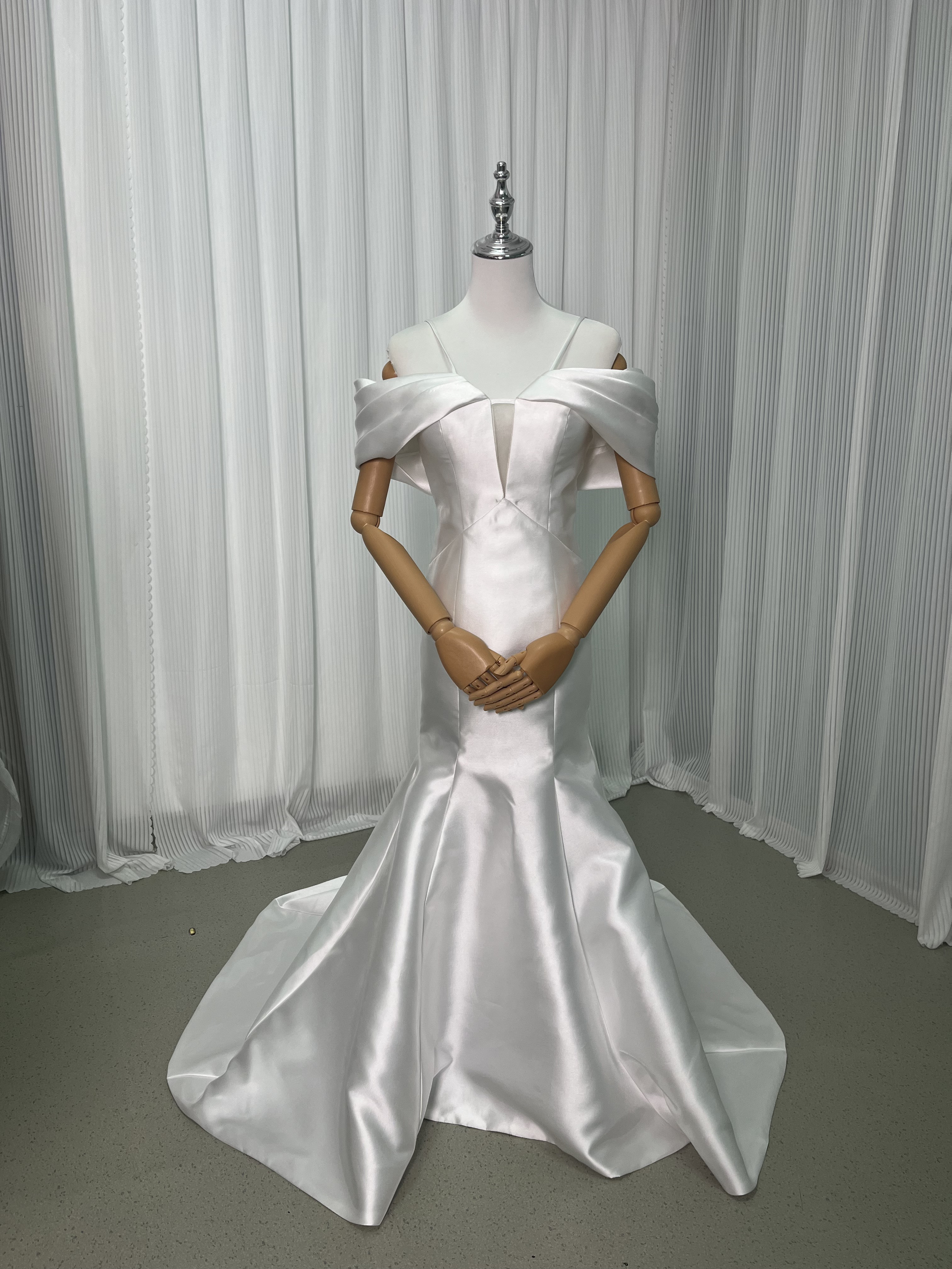 送料無料！ウエディングドレス キャミソール オフショルダー 光沢サテン マーメイドライン くるみボタン 結婚式