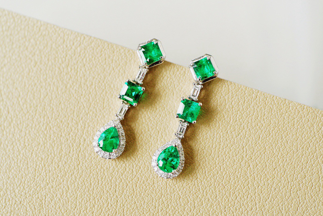 「愛の成就」K18 天然エメラルド　ダイヤモンド　春　並び無い　高貴　5月誕生石　夫婦愛　安定　ピアス