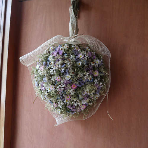 50cm) マメグンバイナズナと淡い小花のお花畑スワッグ/ドライフラワー