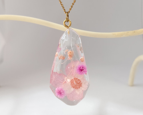 ピンクのアジサイとスターフラワーとかすみ草のドライフラワーの鉱石型