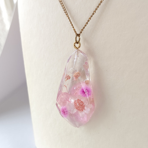 ピンクのアジサイとスターフラワーとかすみ草のドライフラワーの鉱石型