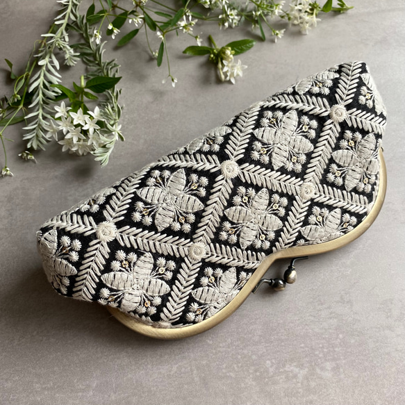 インド刺繍　ブラック　ハーリキン　 めがねケース がま口 　　 3枚目の画像