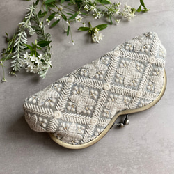 インド刺繍　グレー　ハーリキン　メガネケース　がま口　 3枚目の画像