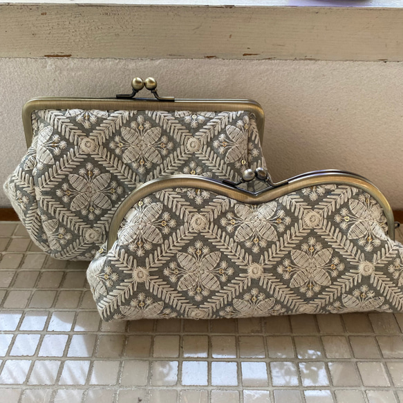 インド刺繍　グレー　ハーリキン　メガネケース　がま口　 4枚目の画像