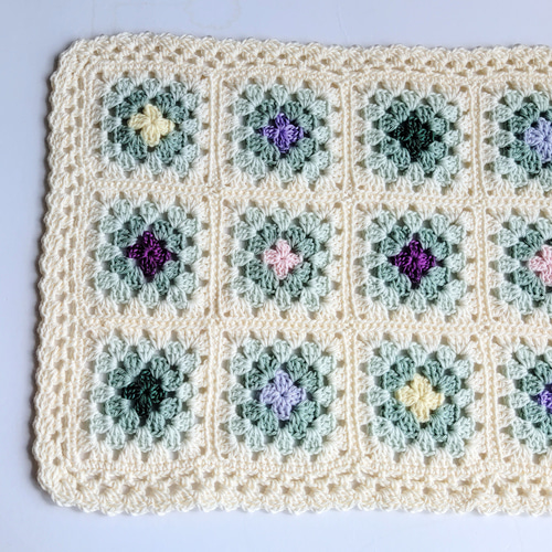 【ハンドメイド】かぎ針編み♡お花畑の膝掛け・おくるみ・マルチカバー かぎ針編み グラニースクエア マルチカバー&フリーマット お花畑