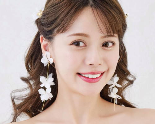 【一度着用】アールイズウェディング ヘッドドレス（Nia）、ピアス（Lily） ME221花嫁ピアス大ぶりホワイトフラワー ブライダルイヤリング