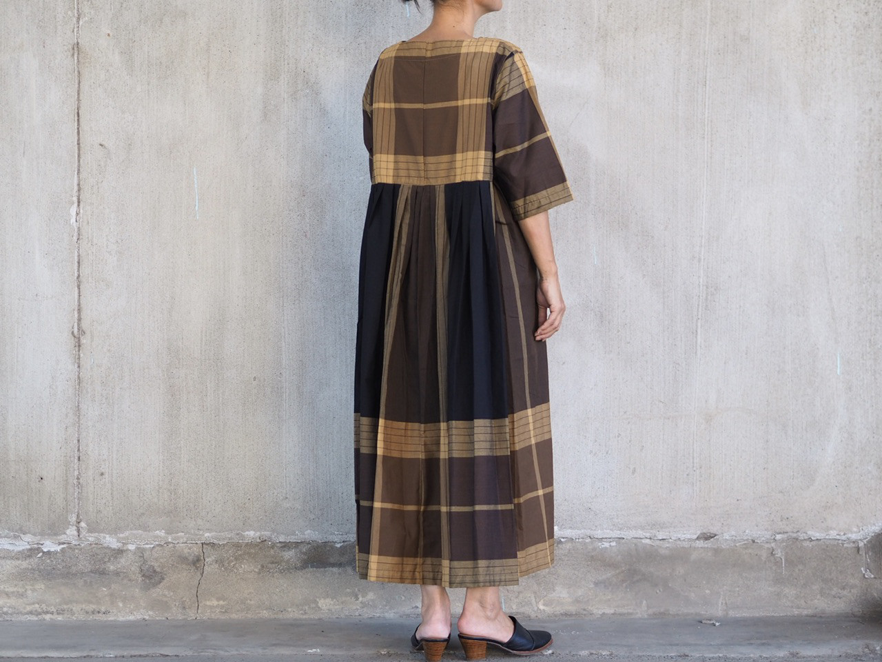 プリーツのバックスタイルがポイントのサロンワンピース〈49〉