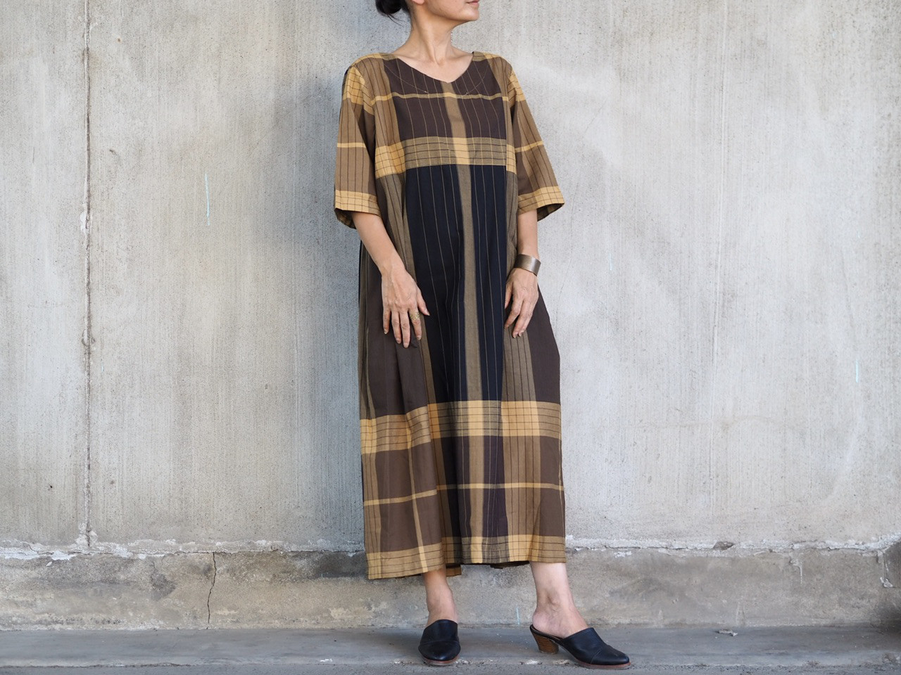 プリーツのバックスタイルがポイントのサロンワンピース〈49〉