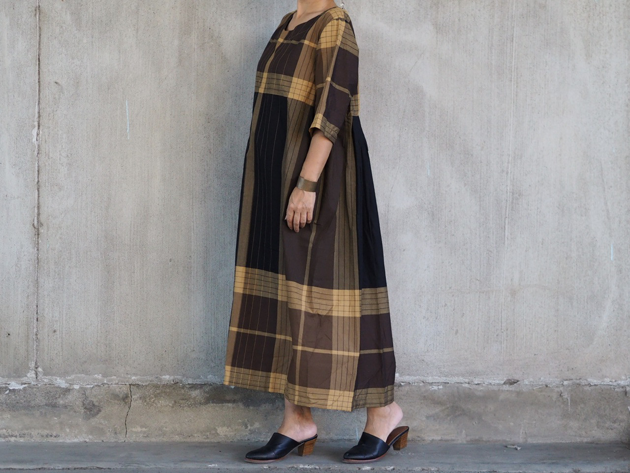 プリーツのバックスタイルがポイントのサロンワンピース〈49〉