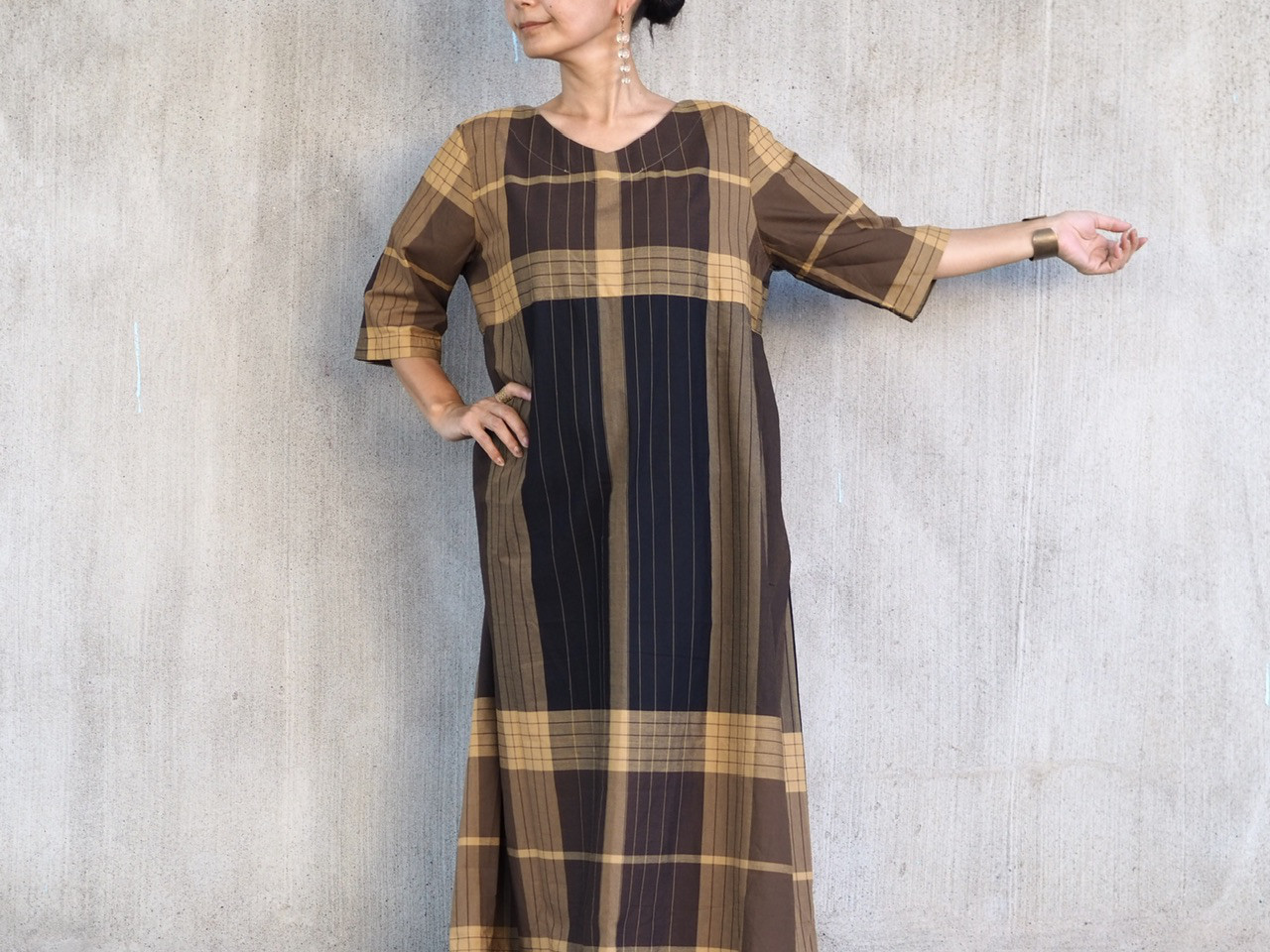 プリーツのバックスタイルがポイントのサロンワンピース〈49〉