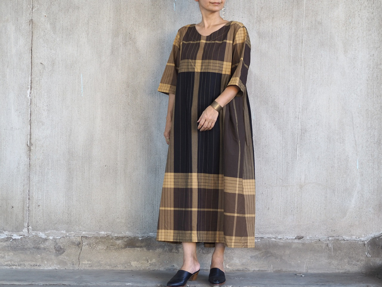 プリーツのバックスタイルがポイントのサロンワンピース〈49〉