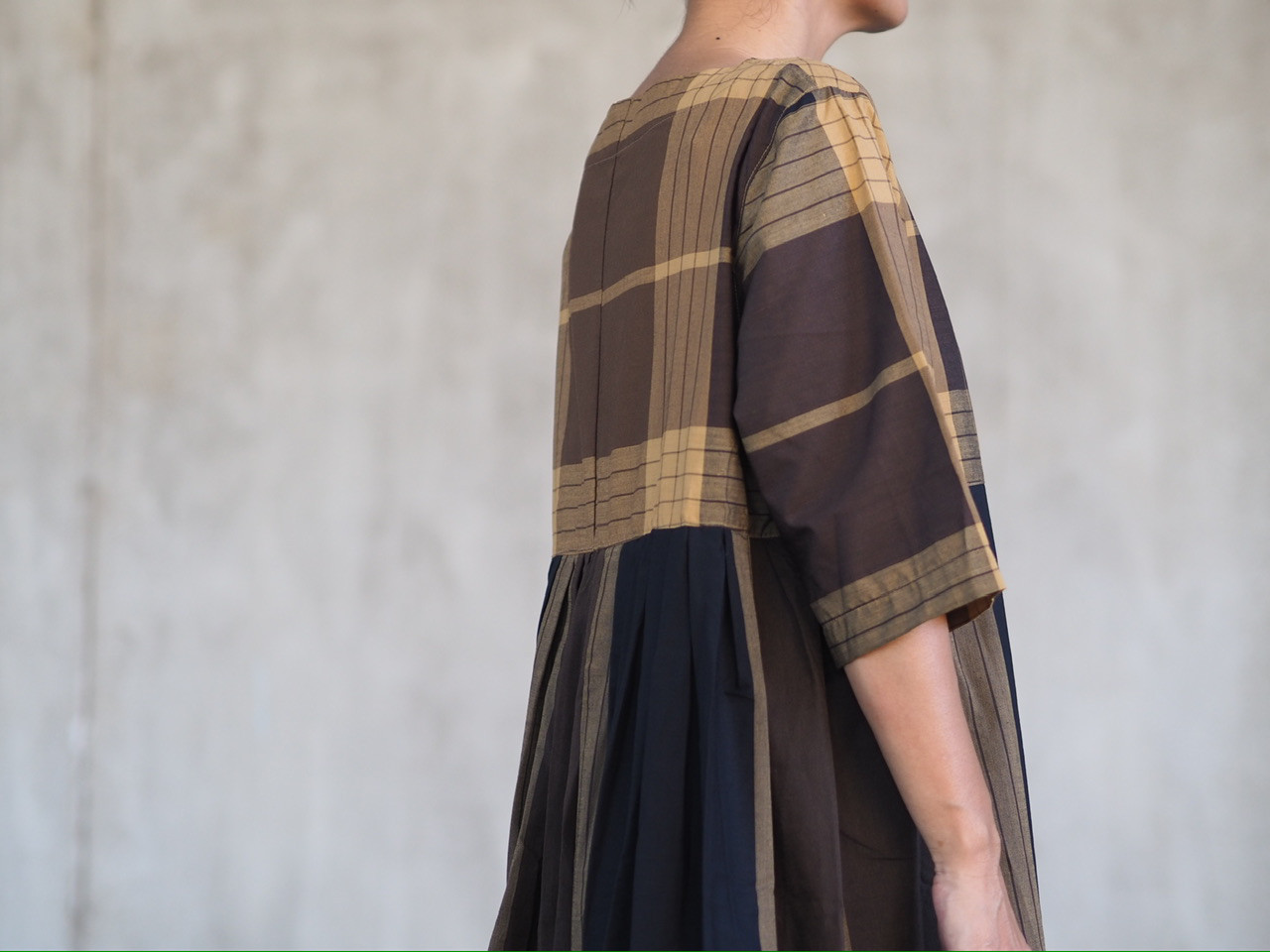 プリーツのバックスタイルがポイントのサロンワンピース〈49〉