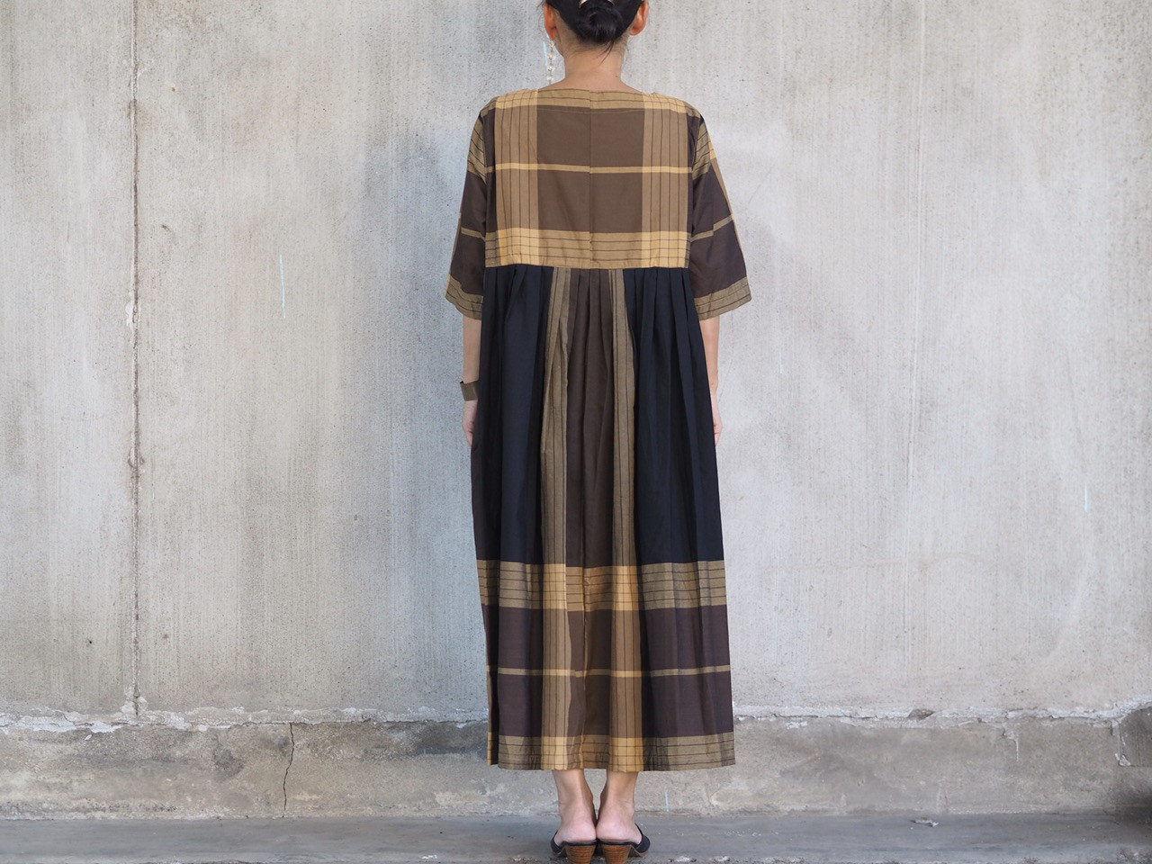 プリーツのバックスタイルがポイントのサロンワンピース〈49〉