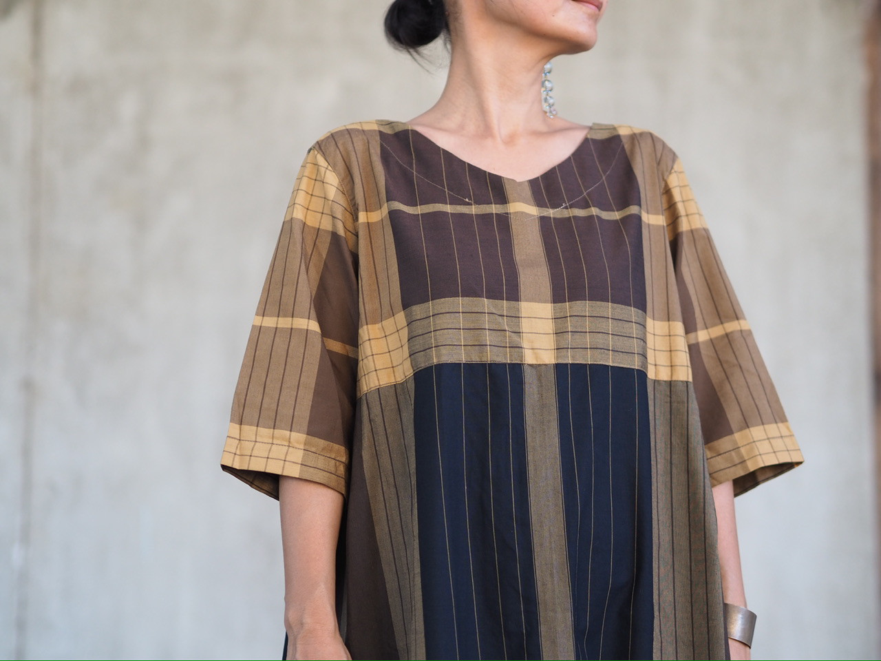 プリーツのバックスタイルがポイントのサロンワンピース〈49〉