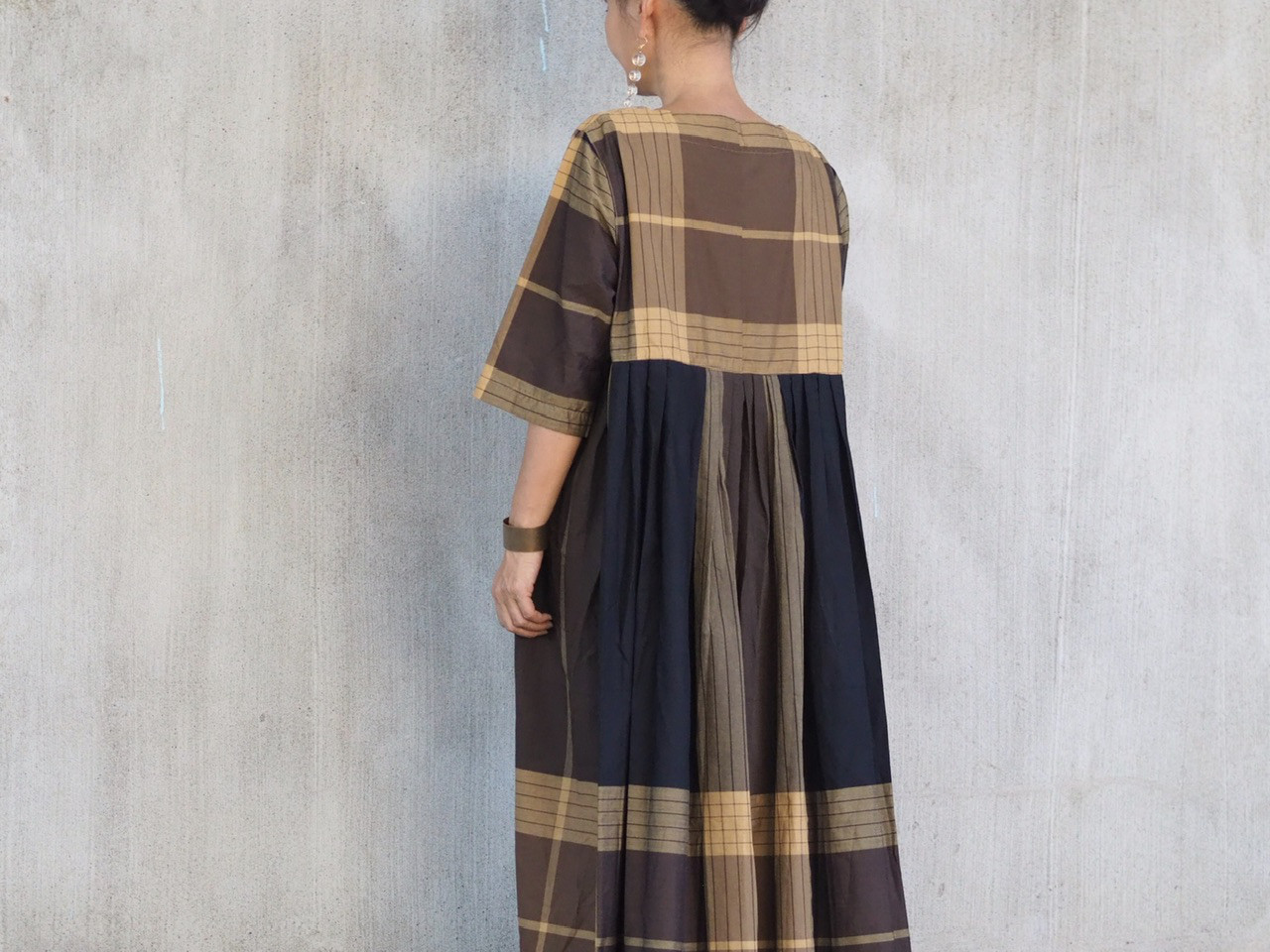 プリーツのバックスタイルがポイントのサロンワンピース〈49〉