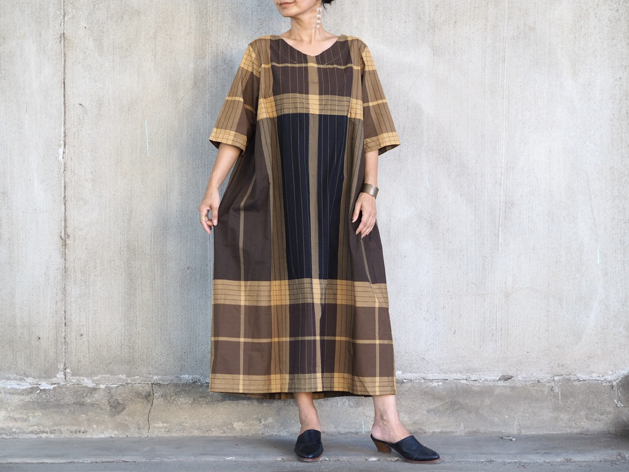 プリーツのバックスタイルがポイントのサロンワンピース〈49〉