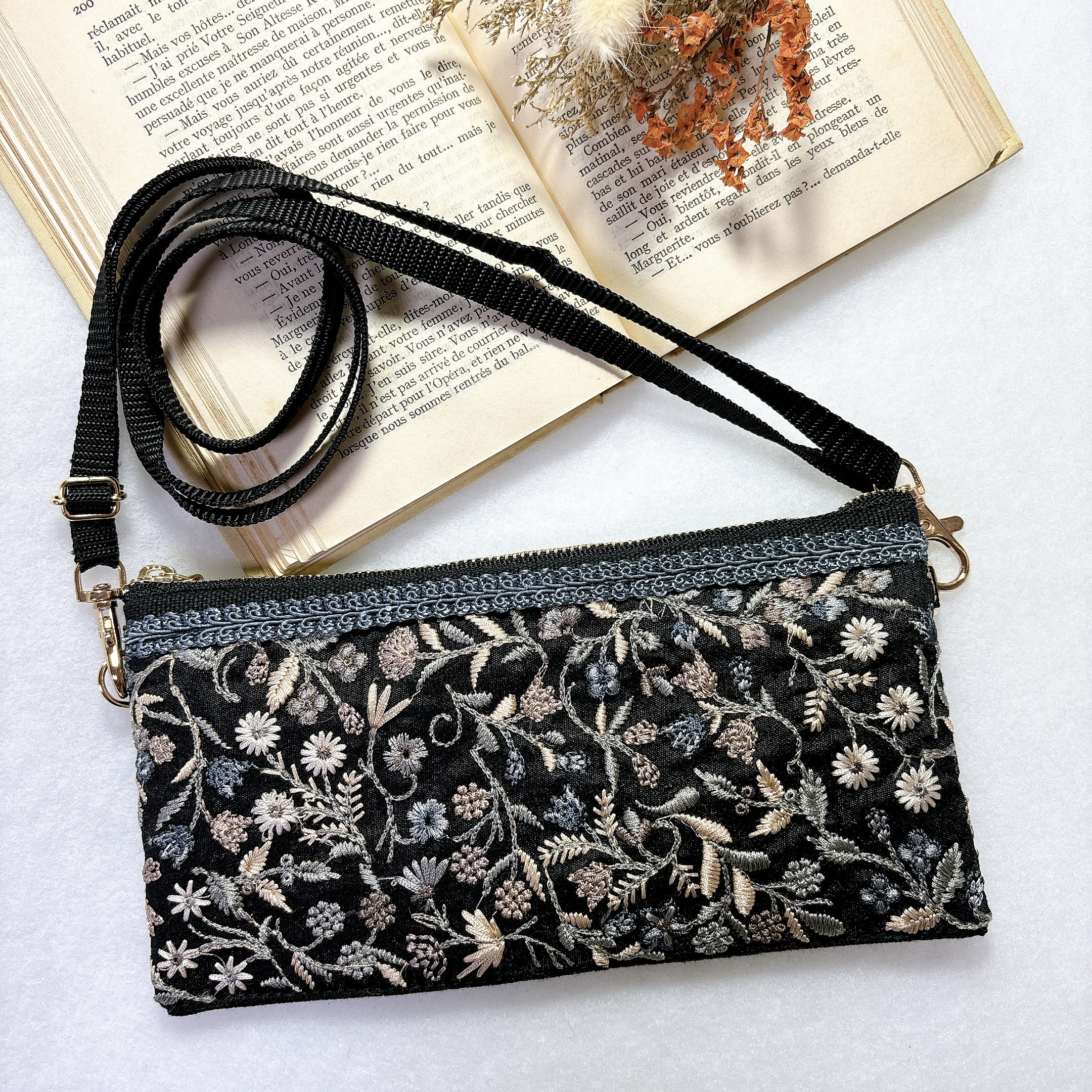 さー　長財布兼用ショルダーバッグ　インド刺繍ハート柄ベージュ