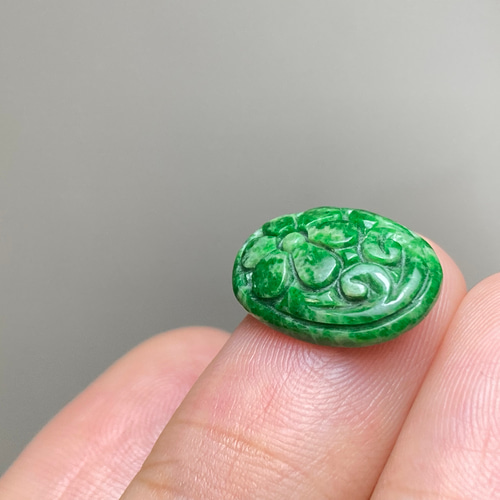 RS8-15 手彫り 花型 干青 ミャンマー産 黄緑 本翡翠 ルース 裸石 硬玉