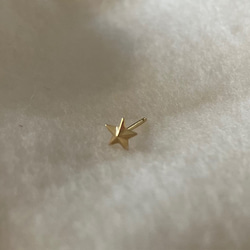 ★ 星 小ぶりピアス K18ゴールドピアス ユニセックスピアス 3枚目の画像