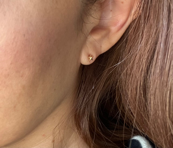 ★ 星 小ぶりピアス K18ゴールドピアス ユニセックスピアス 5枚目の画像