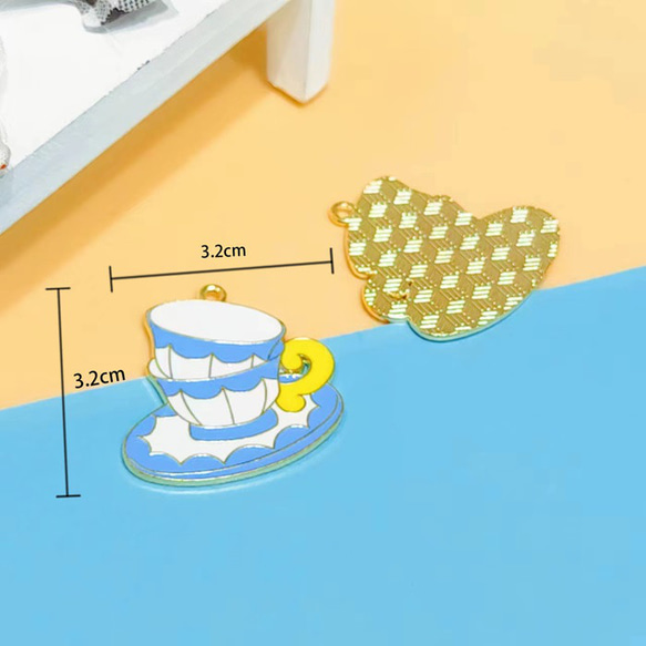 コップ アリス チャーム ピアスパーツ アクセサリーパーツ 2個入り 1枚目の画像