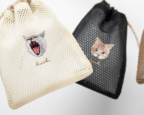 手刺繍入ちっちゃお裁縫巾着/マルチ巾着【白猫と毛糸玉】 8c90b48bd40345f32e2bef6178067e