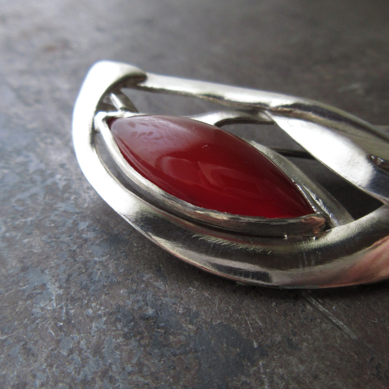 赤い天然石・カーネリアンのシルバーブローチ 17,908円