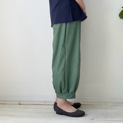 □再販春夏用/綿オックスカフスバルーンパンツ モスグリーン／黒／オフ白　丈調節可能　ウエストゴム　大人ゆったりコーデ 4枚目の画像